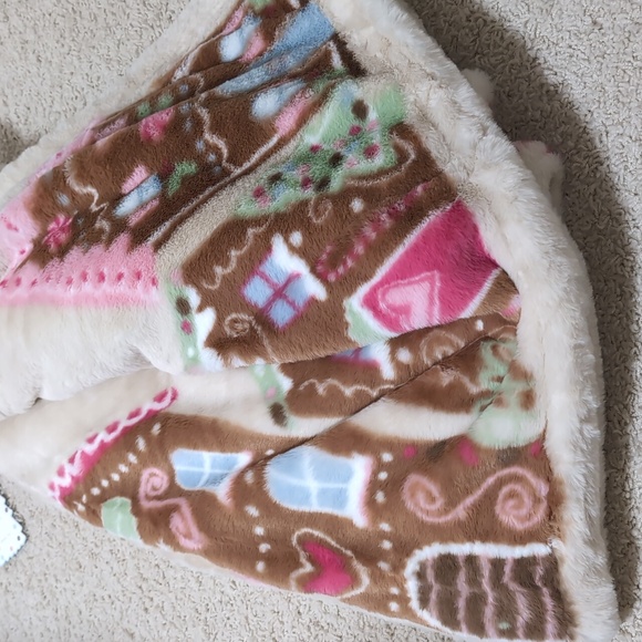 ‼️6 HOUR SALE‼️Viral 🎥 Cupcakes & Cashmere Gingerbread House Throw, Faux Fur - Picture 9 of 11